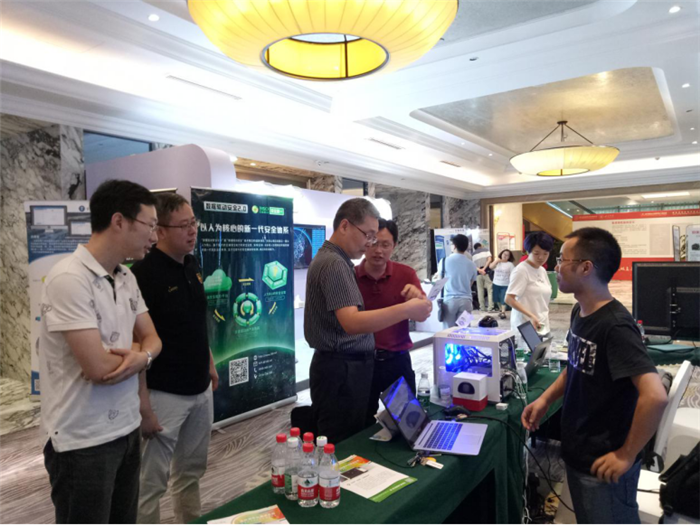 Beat365中文官方网站校长余曙光在展区