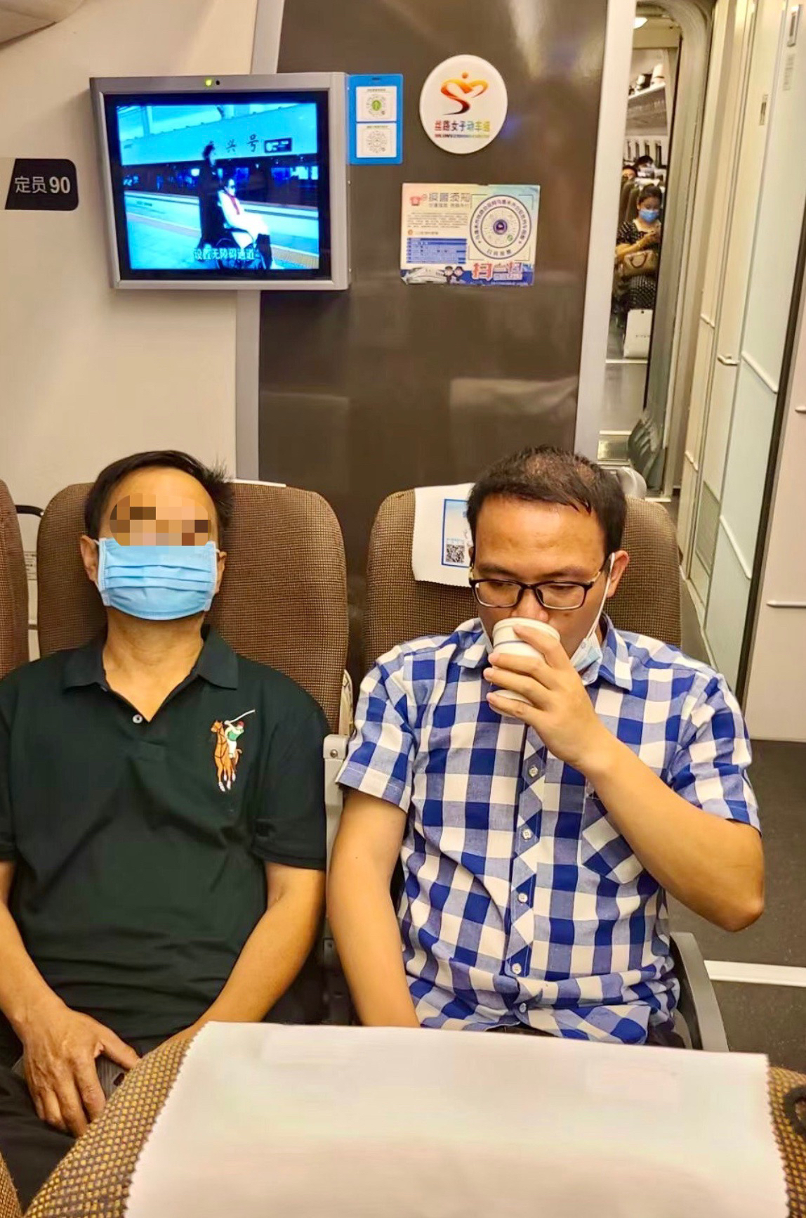 开往乌鲁木齐的列车上，成都90后中医学生跪地按穴半小时救人